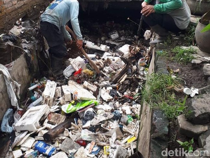 penumpukan sampah di drainase kota malang