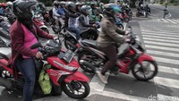 Seorang pemotor melewati garis henti.