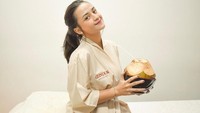 Air kelapa muda jadi pilihan minuman Amanda nih. Mungkin ini jadi salah satu rahasia kulit sehatnya. Foto: Instagram