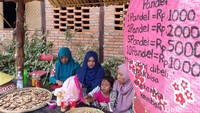 Untuk bisa jajan di pasar ini, traveler harus menukar dulu uang rupiah dengan uang pandel. Nilainya setiap 1 uang pandel dihargai dengan Rp 1.000 dan kelipatannya (Pradito/detikTravel)  