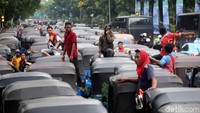 Aksi unjuk rasa itu dilakukan sebagai bentuk protes para sopir bajaj akibat kelangkaan bahan bakar gas (BBG) dan sejumlah SPBG yang rusak di kawasan Jakarta.