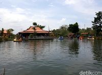 Bangunan Jawa lengkap dengan embung dan bebek-bebekan (Pradito/detikTravel)