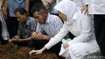 Tangis Ayu Dewi di Pundak sang Ayah