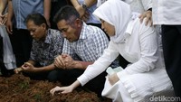 Ayu tampak tabah kala berdoa di samping pusara sang bunda. Pool/Palevi S/detikFoto.