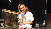 Meski hanya menyeruput air mineral dalam botol, Zara kelihatan tetap stylish ya? Foto: Instagram zaralarsson