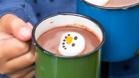 Biar menarik, meskipun hanya cokelat panas saja, beri sepotong marshmallow dan beri goresn lucu. Foto: Instagram @bettybossi