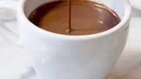 Siapa yang tak tergiur? Paduan yang pas cokelat dan susu yang disajikan hangat dengan rasa creamy manis ini. Foto: Instagram @shahre-shokolat