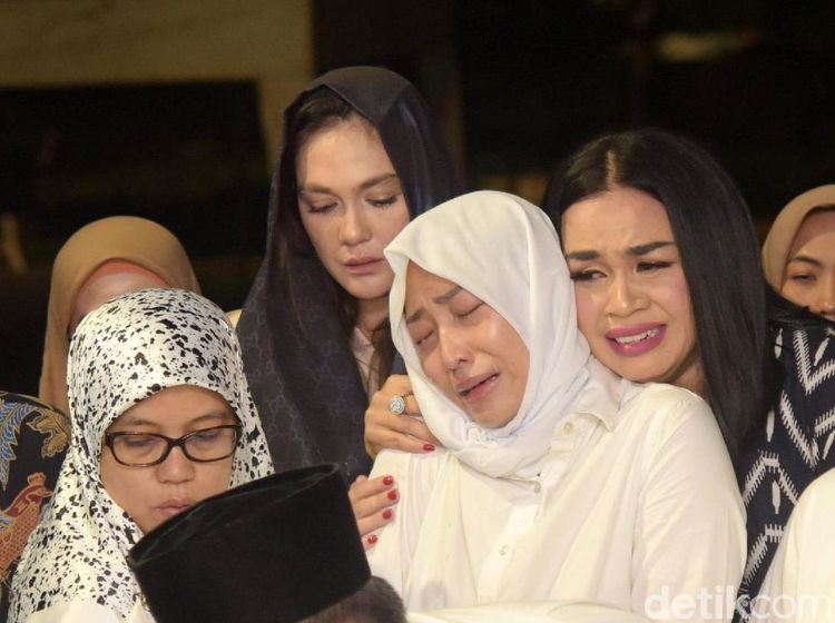 Persahabatan Ayu Dewi, Luna Maya dan Melaney Ricardo