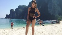 Pantai pun jadi salah satu destinasi yang cukup disukai oleh Zahra. Ini momen waktu Zahra liburan di Phuket, Thailand (zah16/Instagram)  