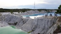 Tampak wisatawan bertualang menikmati Danau Kaolin di Pulau Bangka. Debat capres tadi malam mungkin bisa jadi inspirasi liburan kamu untuk wisata bekas lubang tambang (vigaya 2018/dTraveler)
