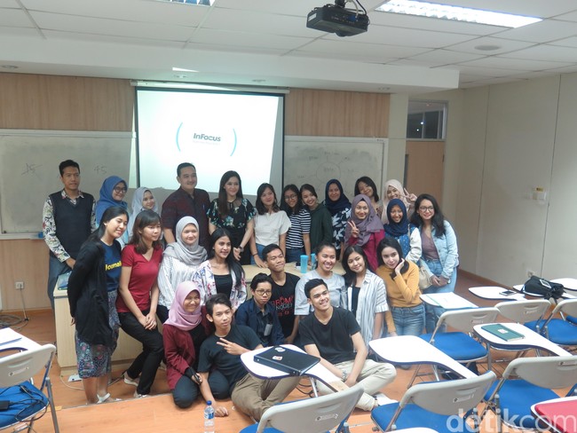 Latihan branding atau pencitraan dulu di Instagram, Twitter, Facebook sendiri-sendiri sebelum nanti ke perusahaan. Medsos itu seperti kartu nama kalian, saran Maia kepada para mahasiswa. Foto: Rahmi Anjani/Wolipop