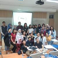 Latihan branding atau pencitraan dulu di Instagram, Twitter, Facebook sendiri-sendiri sebelum nanti ke perusahaan. Medsos itu seperti kartu nama kalian, saran Maia kepada para mahasiswa. Foto: Rahmi Anjani/Wolipop