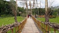 Terdapat jembatan bambu yang cukup panjang dan membelah persawahan. Dari sini traveler bisa melihat pemandangan sekeliling yang hijau dan berhiaskan bunga-bunga (Pradito/detikTravel)  