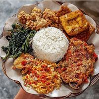 Pecinta Pedas? Yuk, Cicip Bebek Hingga Ayam Berlumur Sambal yang Enak di Sini