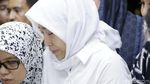 Tangis Ayu Dewi di Pundak sang Ayah