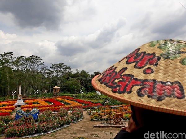 Jam buka tempat wisata ini dari jam 08.00 pagi sampai jam 18.00 sore. Asyiknya ke sini bareng teman-teman sambil foto seru-seruan! (Pradito/detikTravel) Jam buka tempat wisata ini dari jam 08.00 pagi sampai jam 18.00 sore. Asyiknya ke sini bareng teman-teman sambil foto seru-seruan! (Pradito/detikTravel)