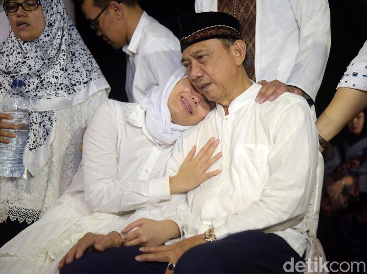 Tangis Ayu Dewi di Pundak sang Ayah