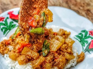 Pecinta Pedas? Yuk, Cicip Bebek Hingga Ayam Berlumur Sambal yang Enak di Sini