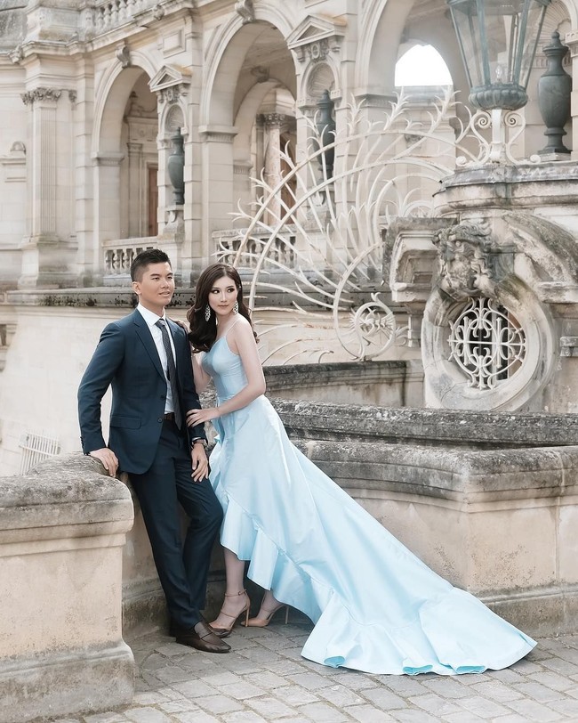 Pada foto tersebut, tampak Clarissa menebar pesonanya dalam balutan gaun biru bak Cinderella. Sementara Jusup gagah dengan setelan berjas. (Foto: dok. Cappio Photography)