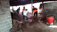 Warga bergotong-royong membersihkan material longsong yang menimpa rumah warga. Istimewa.