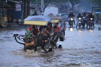 Banjir Putuskan Akses Jalan Penghubung Baleendah-Dayeuhkolot