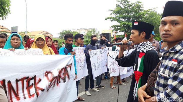 Gelar Aksi Tuntut Maaf Prabowo Lagi, Massa Ini Lakukan Sujud Berjamaah