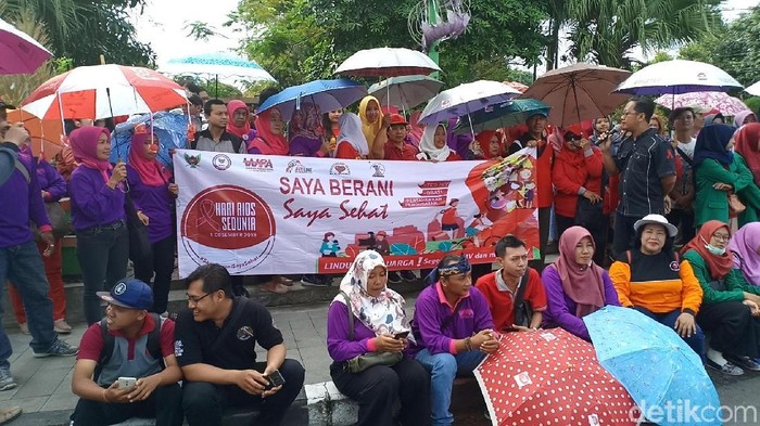 Aksi Simpatik Peringati Hari AIDS, Warga Kediri Bawa Payung
