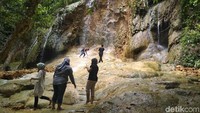 Dalam satu lokasi dapat menikmati beberapa wahana sekaligus, mulai dari pantai, gardu pandang, air terjun, kolam renang hingga wisata kuliner (Adhar Muttaqin/detikTravel)