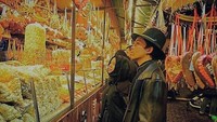 Sejak kecil sudah berkeliling dunia, Thariq terlihat serius ketika memilih makanan serta camilan yang berada di salah satu pasar malam di negara Eropa. Foto: Instagram @thariqhalilintar