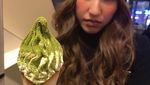 Pose Seksi Louise Anastasya Kala Sarapan dan Cicip Buah Segar