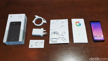 Inilah Pixel 3 dan semua aksesori yang disertakan dalam paket penjualannya. Foto: Adi Fida Rahman/detikINET