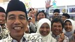 Momen Ceria Jokowi Selfie Bareng Guru di Ultah ke-73 PGRI
