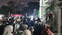 Foto: Karena itu, tampak beberapa orang berseragam putih mengatur akses pintu itu agar lancar. (Farih-detikcom)