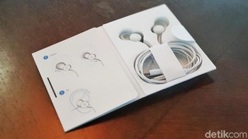 Kelebihan lain, Google masih memberikan headset. Foto: Adi Fida Rahman/detikINET
