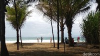 Pantai ini pun mulai ramai dikunjungi wisatawan. (Adhar Muttaqin/detikTravel)