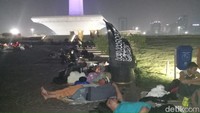 Foto: Ada juga massa yang tampak tiduran. (Farih Maulana-detikcom)