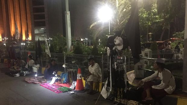 Atribut yang dijual mulai dari bendera berkalimat tauhid, ikat kepala hingga pin 212..