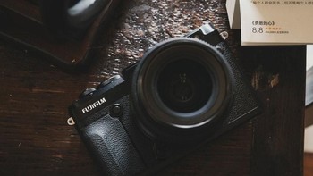 Bicara soal spesifikasi Fujifilm GFX 50R, ini merupakan sebuah kamera mirrorless medium format yang image sensornya berukuran 43.8×32.9mm. Foto: Sina Mobile