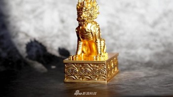 Pada paket penjualannya diberikan patung mini makhluk mitologi Qillin. Foto: Sina Mobile