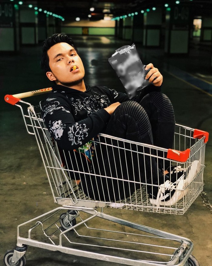 Gaya Kalem Thariq Halilintar yang Hobi Kulineran Bersama Gaya Kalem Thariq Halilintar yang Hobi Kulineran Bersama