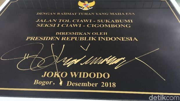 Pakai Jaket Bomber, Jokowi Resmikan Tol Bocimi