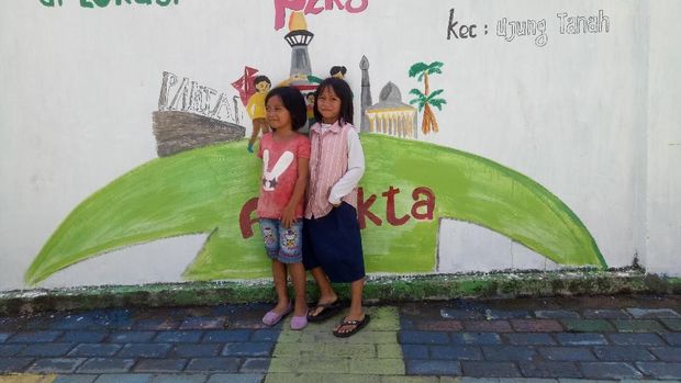   Tak hanya itu, kebun sayur, ikan, hingga permainan anak juga dilengkapi di tempat ini. 