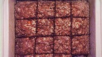 Siapa sangka Louise jago masak. Malam-malam ia bikin brownies cokelat yang nampak menggoda selera. Foto: Instagram @louiseans