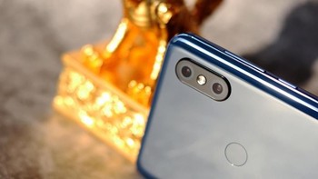 Kamera ganda 12 MP dipasang di bagian belakang. Foto: Sina Mobile