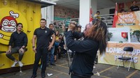 Ini dia aksi ekstrim Cakra Jiwa selanjutnya yang membuat penonton melongo. Mata Kaesangpun tak lepas dari Cakra Jiwa. Ia meletakkan alat bor tembok yang menyala ke gigi dan lidahnya. Foto: dok. detikFood