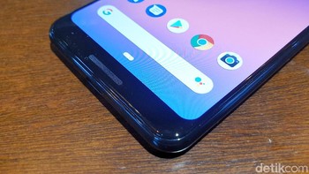 Pada bezel atas bawah terdapat speaker. Foto: Adi Fida Rahman/detikINET