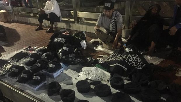 Pedagang atribut 212 di Masjid Istiqlal.