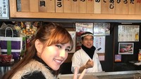Kalau ini pose Louise di pasar ikan terkenal di Jepang, Tsukiji. Kira-kira wanita cantik ini pilih makan apa ya? Foto: Instagram @louiseans