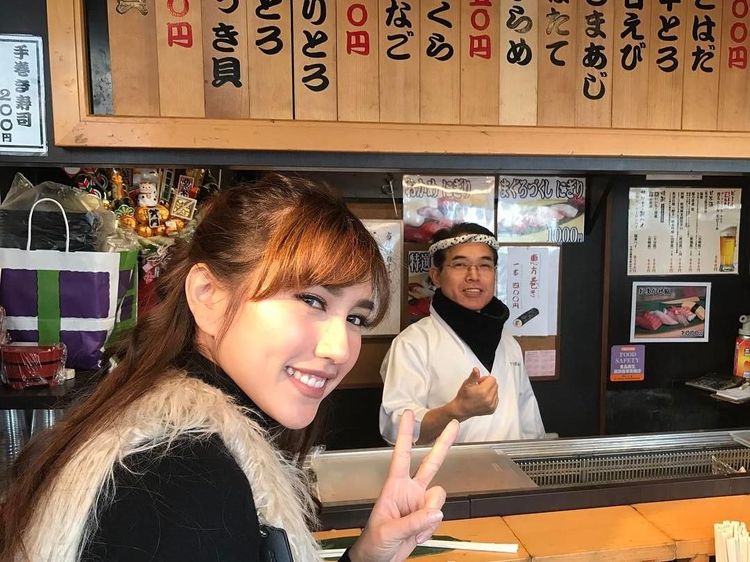 Pose Seksi Louise Anastasya Kala Sarapan dan Cicip Buah Segar