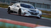 Soal komponen yang ditawarkan, All New Leaf Nismo RC, ini memiliki bobot yang sangat ringan, berkat penggunaan karbon fiber monocoque dan part riangan lainnya. Foto: pool (Nissan)